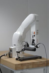 Roboterarm zur einseitigen Prüfung